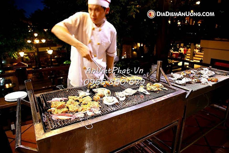 Đầu bếp đang nướng hải sản phục vụ khách hàng tại nhà hàng lẩu nướng bbq